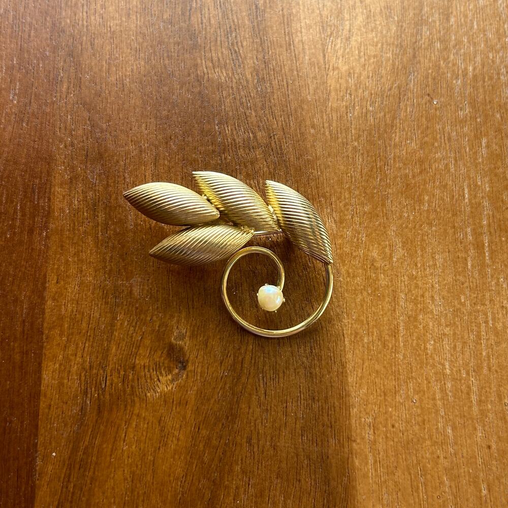 Vintage Gold Tone Ribbed Leaf & Spiral Brooch | Faux Pearl Accent Swirl Pin